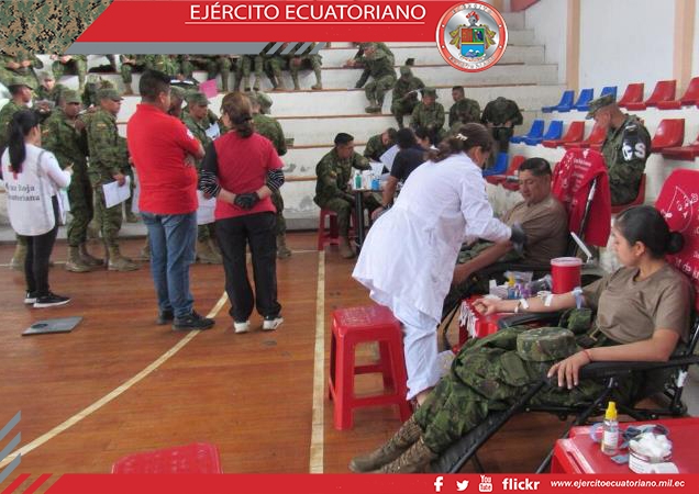 Soldados participan en la campaña de donación de sangre en Loja