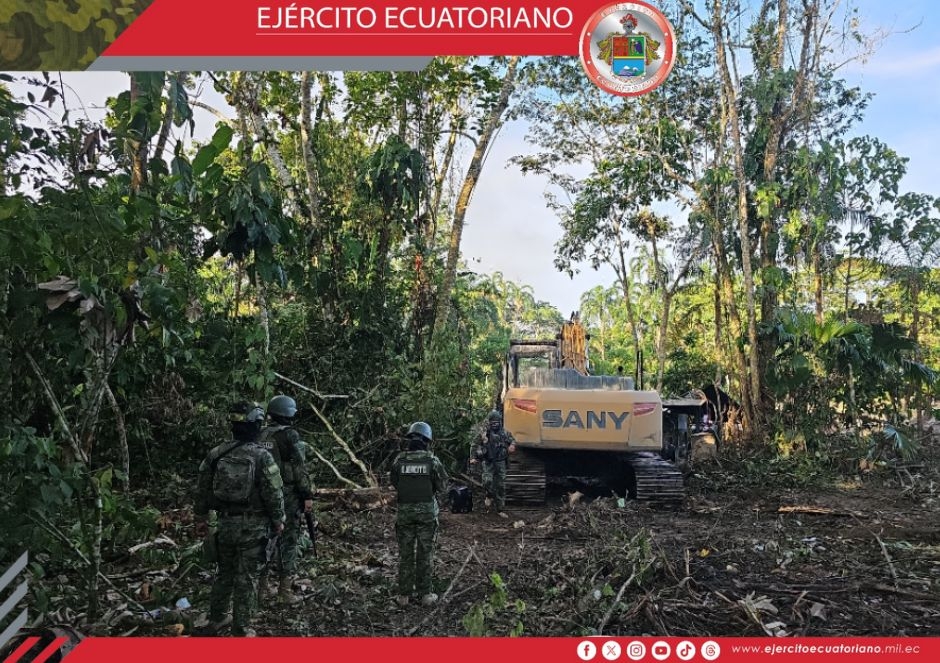 Soldados del Ejército Ecuatoriano realizaron operaciones militares contra la minería ilegal en Puerto Napo