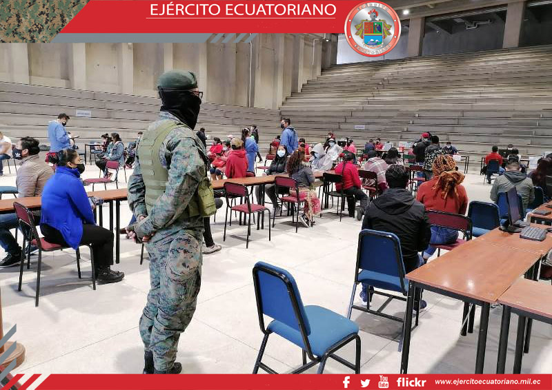 En Cañar militares participan en el proceso de vacunación