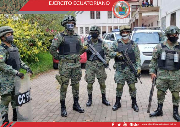 Militares brindan seguridad en el traslado de las primeras vacunas de COVID-19 que llegan a Cuenca