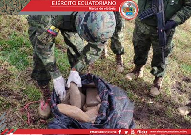 En controles militares en la línea fronteriza en el Carchi se encontró sustancia sujeta a fiscalización