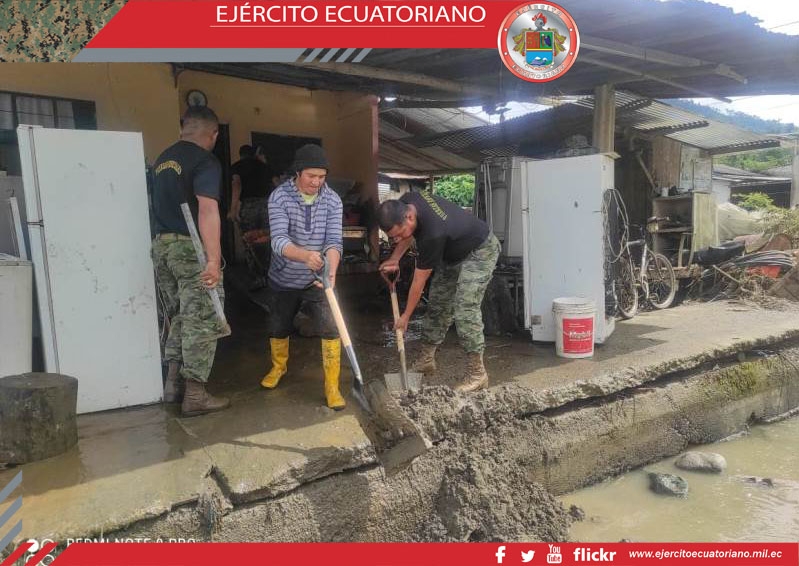 Personal militar colabora con afectados del sector de Pucayacu