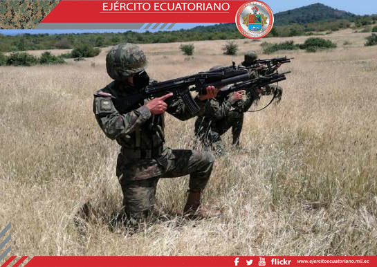 Cadetes de la Esmil realizan práctica de tiro en Engabao