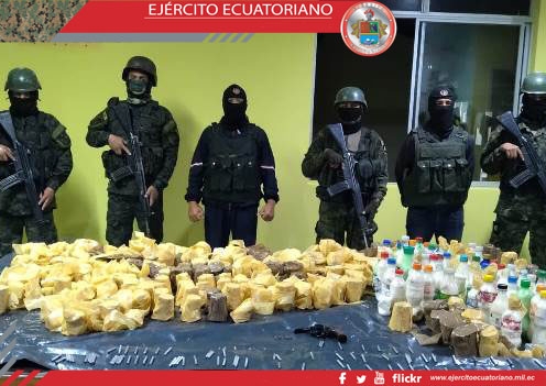 Militares incautan armas, municiones y explosivos en El Carchi