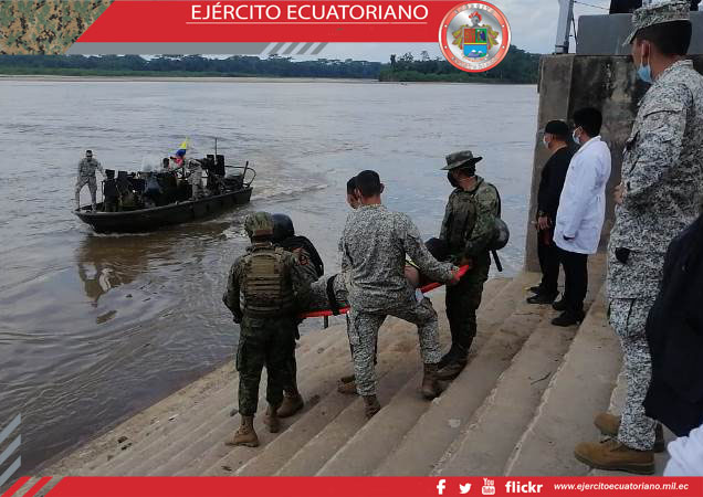Militar colombiano recibe ayuda médica del personal de sanidad del Ejército Ecuatoriano