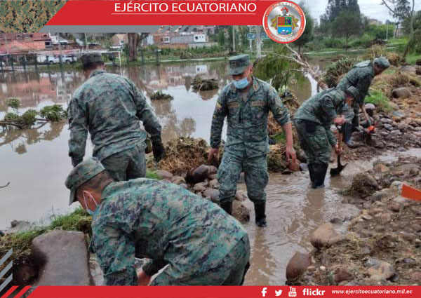 Personal militar ayuda a las personas afectadas por las inundaciones en Azuay