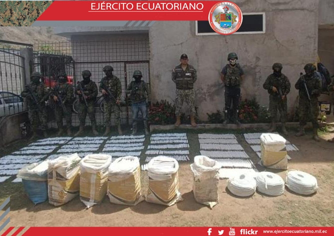 Soldados luchan contra la minería ilegal en Portovelo