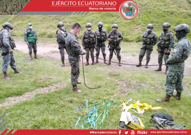 Personal del GEK se instruye en operaciones militares de asalto aéreo y en sistemas de descenso vertical