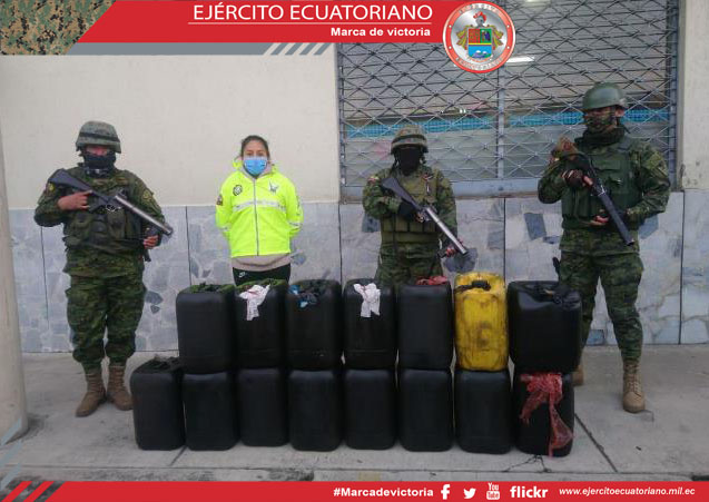Personal militar encontró abandonadas 15 canecas de diésel en el Carchi