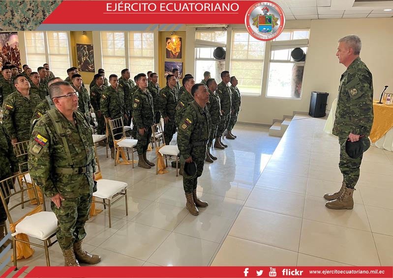 El comandante General del Ejército visita a sus soldados en Guayaquil y Patuca