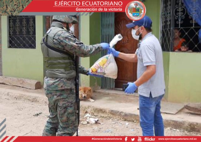 Militares transportan kits alimenticios para familias en situación de vulnerabilidad
