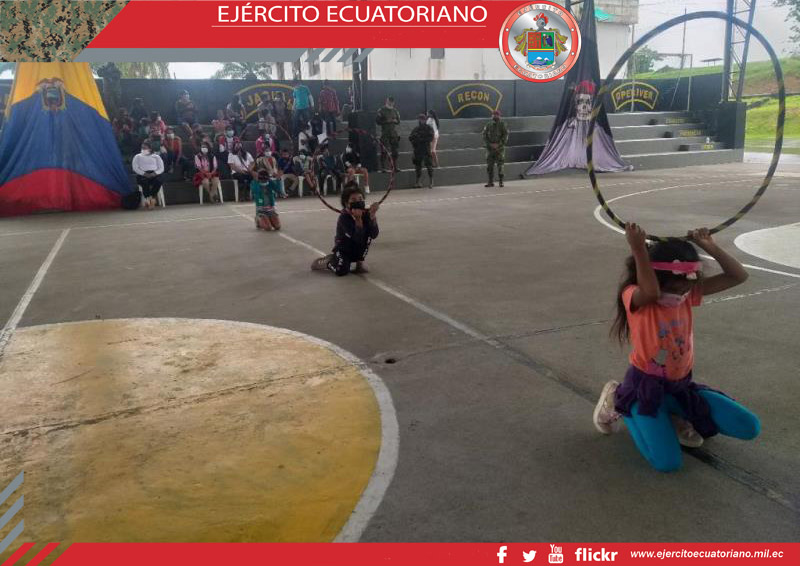 Personal de la Brigada Napo demuestra destrezas militares a niños del Proyecto de Erradicación del Trabajo Infantil