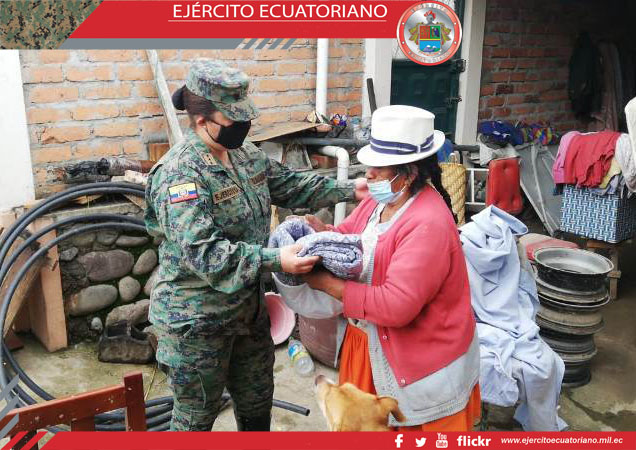 Soldados continúan ayudando a ciudadanos del Azuay damnificados