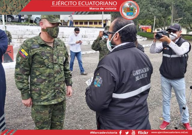 Comandante general entrega equipos de  bioseguridad a soldados y personal médico del Azuay