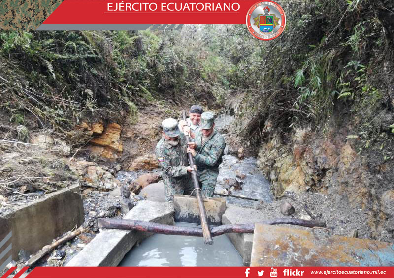 Militares ayudan para que el cantón Chordeleg tenga el servicio de agua