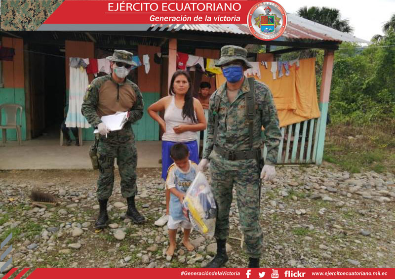 Personal militar apoya en entrega de 400 kits alimenticios en el sur oriente del Ecuador