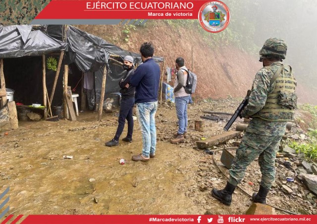 Personal en El Oro decomisó armas, municiones y explosivos en operación militar