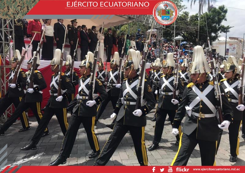 Desfile militar para conmemorar la Fundación de Ibarra