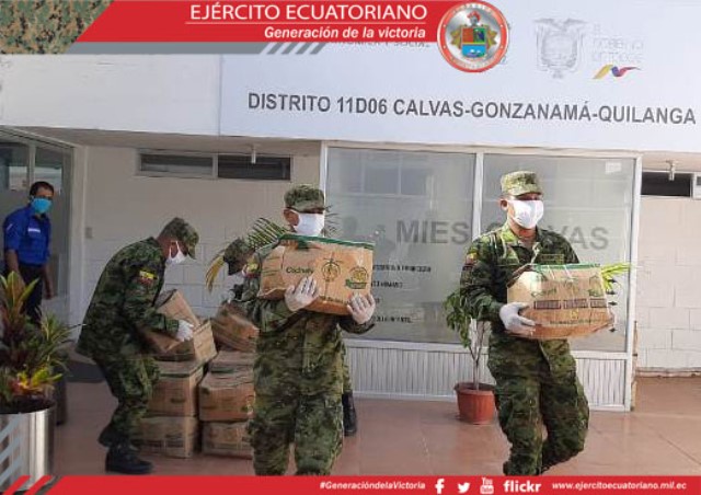 Fuerzas Armadas en apoyo al MIES entregan kits alimenticios en la provincia de Loja