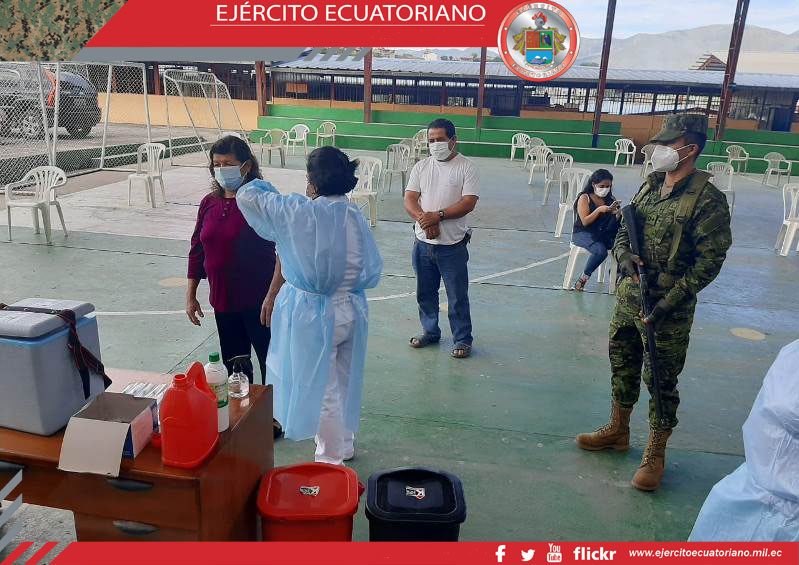 Personal militar contribuye en el proceso de vacunación en la provincia de Loja