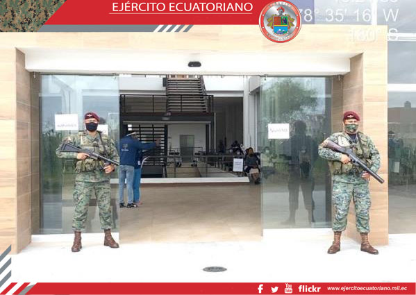 En Cotopaxi personal militar contribuye durante el proceso de vacunación