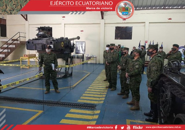 Centro de Mantenimiento Blindado presenta vehículos modernizados a comandante general del Ejército
