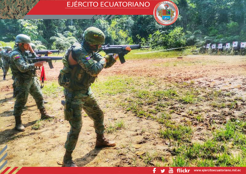 Personal militar realiza instrucción de tiro