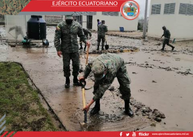 Militares apoyan en limpieza de centro de salud en Riobamba