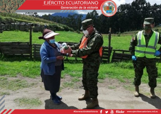 Entrega de productos lácteos en el cantón Mejía