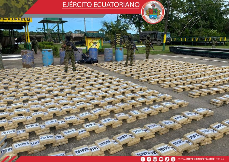 Ejército Ecuatoriano realiza el decomiso de 1684 paquetes de droga sobre el río Putumayo