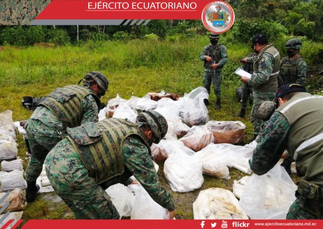 En la provincia de Loja militares continúan brindando su ayuda a la población