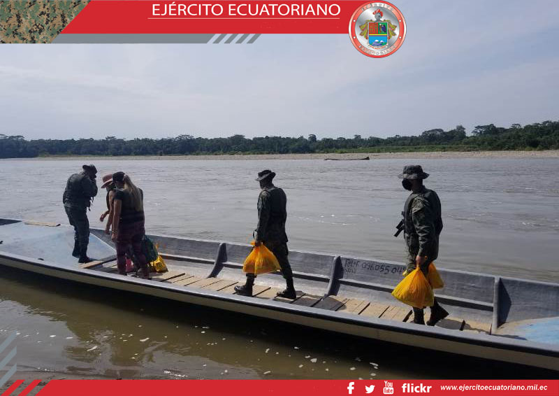 Personal de la Brigada de Selva N.° 19 Napo entregó kits alimenticios en Sucumbíos