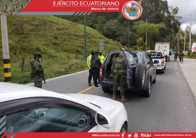 Militares controlan el cumplimiento de las medidas de seguridad en Loja