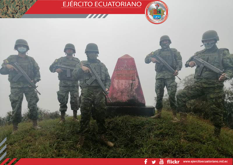 Personal militar realiza mantenimiento de hitos