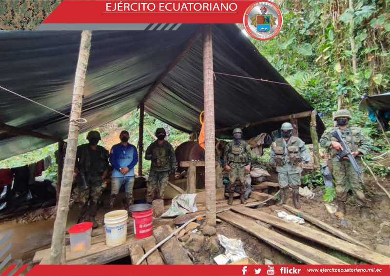 Militares detienen actividades de minería ilegal en el cantón Mira