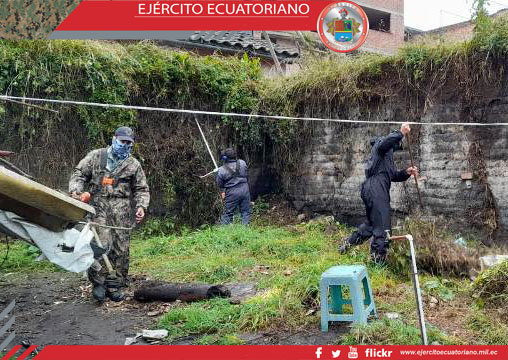Militares ayudan a pareja de adultos mayores en Tulcán
