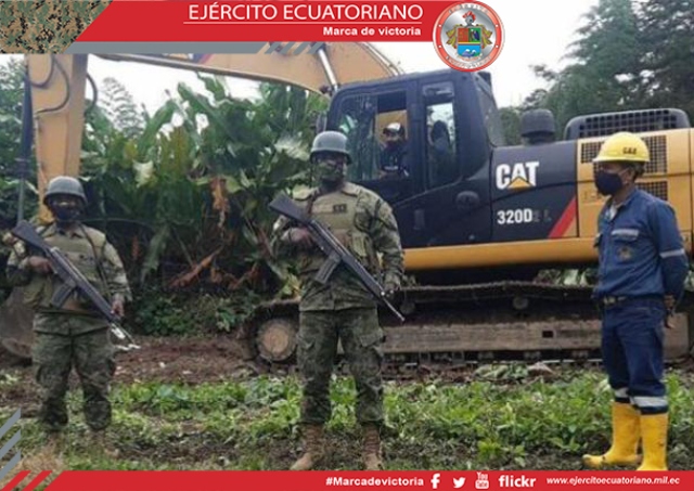 Personal del Cuerpo de Ingenieros del Ejército realizan mantenimiento en el poliducto Costa Norte