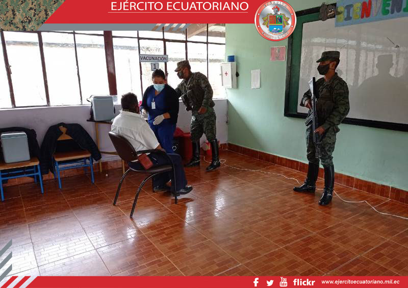 Brigada Andes proporciona seguridad durante vacunación en parroquia El Carmelo