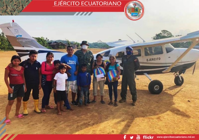 Soldados ecuatorianos en apoyo a instituciones del Estado entregan kits alimenticios en Taisha
