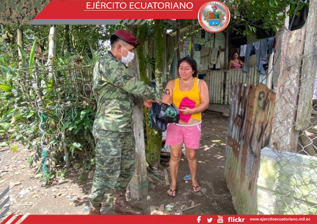Acción solidaria de soldados permite entregar alimentos a personas de escasos recursos económicos en Sucumbíos