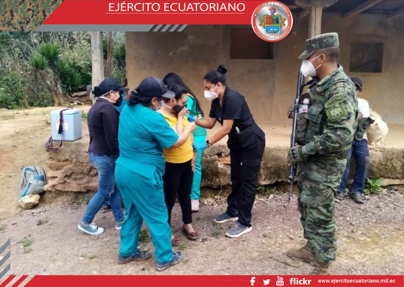 Personal militar colabora con el proceso de vacunación en la provincia de Loja