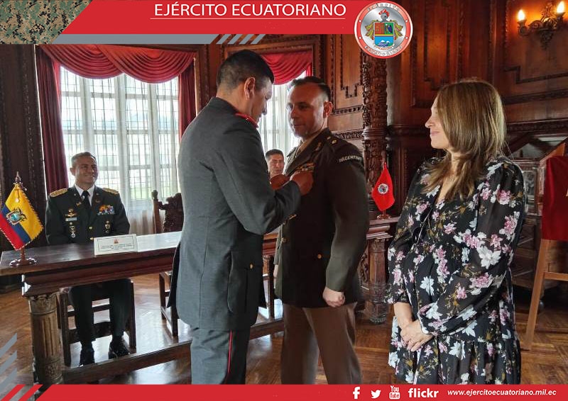Academia de Guerra realiza reconocimiento a oficial de la República de Argentina