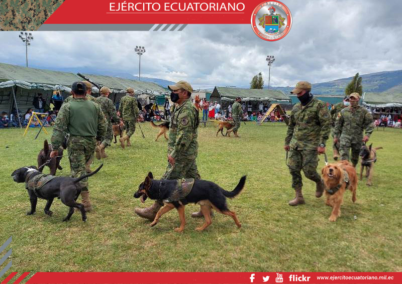 Ciudadanía de Machachi participa en presentación de canes adiestrados