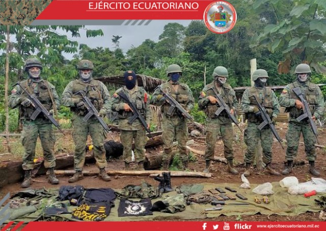 FF.AA. decomisaron armamento, prendas militares y otros pertrechos