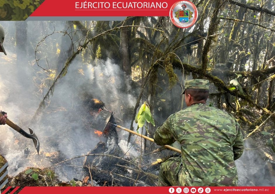 Militares y bomberos trabajan para mitigar incendio en Azuay