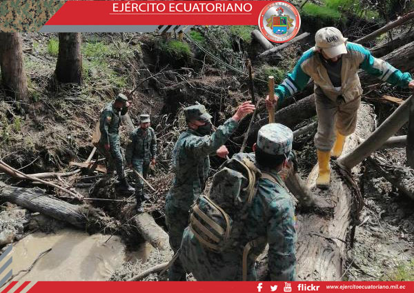 En la provincia de Loja militares continúan brindando su apoyo a la población