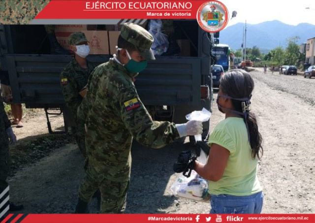 Militares distribuyen alimentos en Guayaquil y Portoviejo