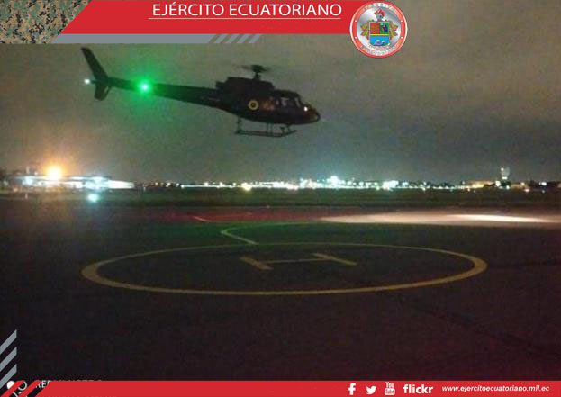 Pilotos realizan entrenamiento de vuelo nocturno