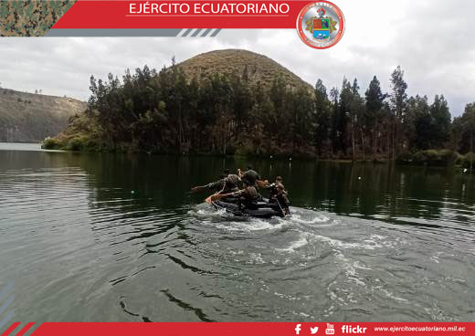 Integrantes del GEO Ecuador efectuaron entrenamiento de natación utilitaria