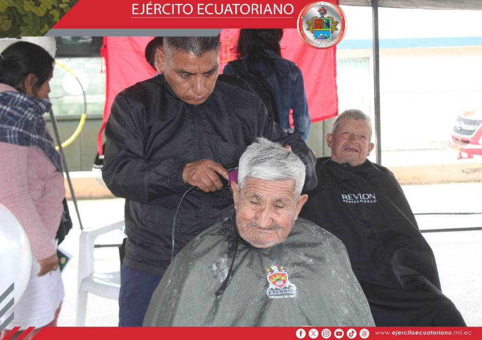 Soldados realizaron la entrega de donaciones en Tungurahua
